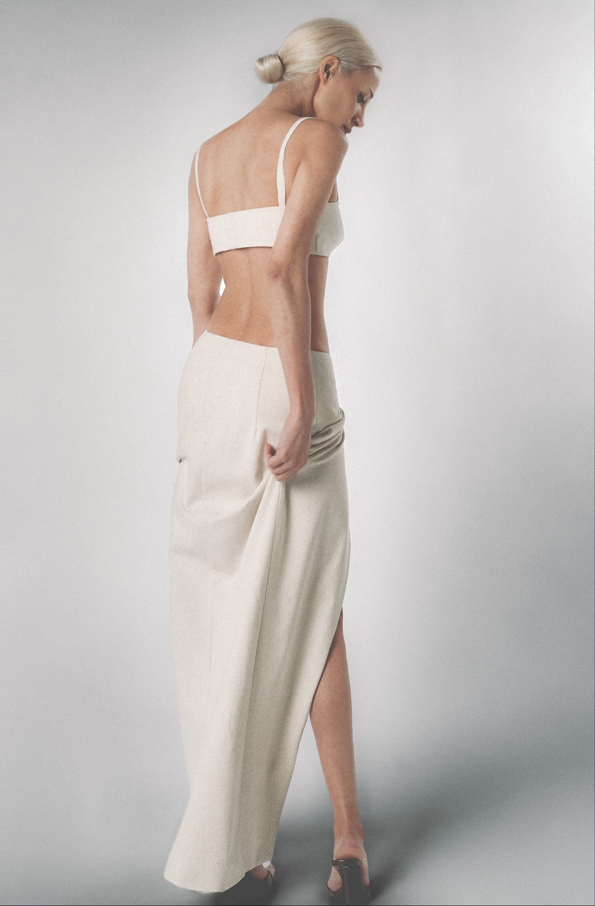 Sand low-waisted maxi skirt paired with a matching cropped top for a women’s summer outfit